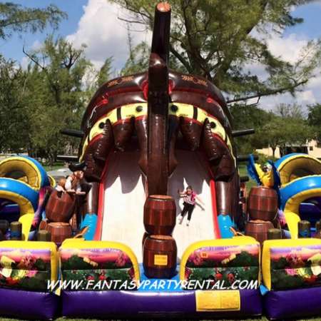 THE INCREDIBLE TREASURE HUNT ISLAND. Bounce, obstacles, 4 dry slides.